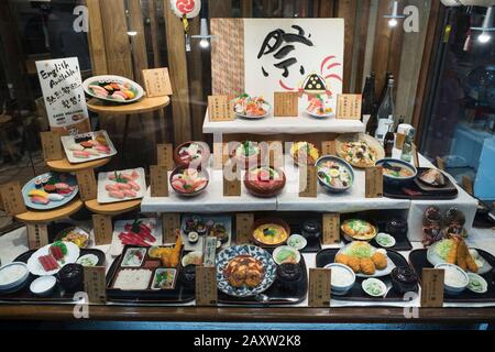 Japan, Tokio: Sampuru, gefälschte Speisen und Plastikgerichte, die im Fenster eines Restaurants angezeigt werden Stockfoto