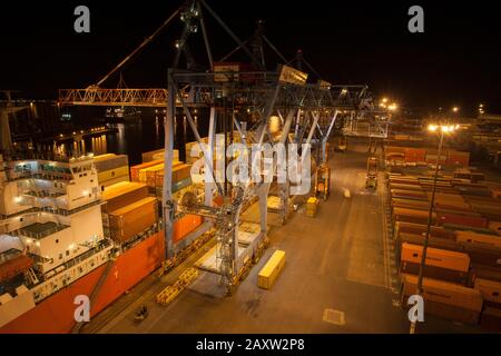 Chinesische Roh-Stahlrollen am Lagerhaus am Hafen werden importiert Stockfoto