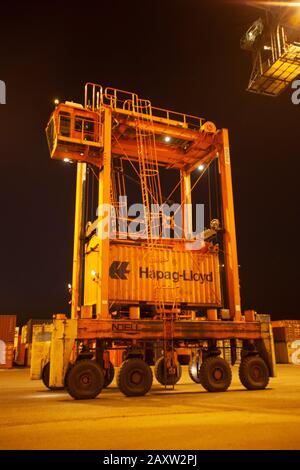 Chinesische Roh-Stahlrollen am Lagerhaus am Hafen werden importiert Stockfoto