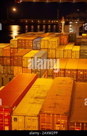 Chinesische Roh-Stahlrollen am Lagerhaus am Hafen werden importiert Stockfoto