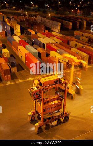 Chinesische Roh-Stahlrollen am Lagerhaus am Hafen werden importiert Stockfoto