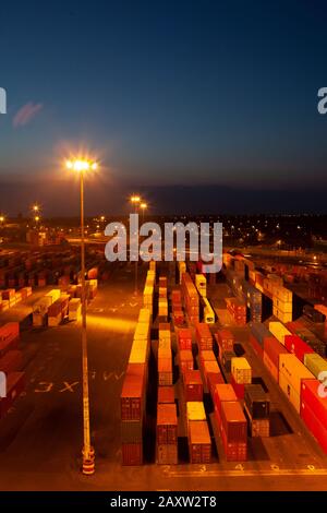 Chinesische Roh-Stahlrollen am Lagerhaus am Hafen werden importiert Stockfoto