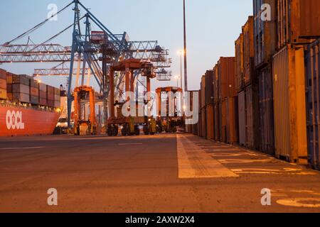 Chinesische Roh-Stahlrollen am Lagerhaus am Hafen werden importiert Stockfoto