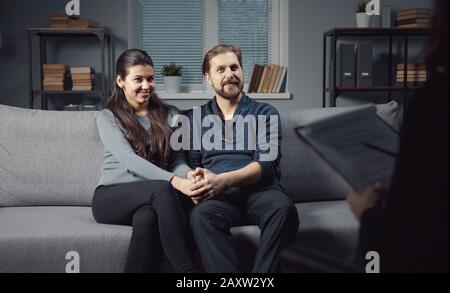 Glückliche Ehegatten bei der Psychologiesitzung Stockfoto
