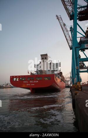 Chinesische Roh-Stahlrollen am Lagerhaus am Hafen werden importiert Stockfoto