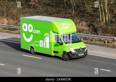 AO.com, Appliances Online oder AO; Lieferwagen für den Transport von Haushaltswaren, grüner LKW, Transport, LKW, elektrischer Frachtträger, Renault Kastenwagen, europäischer gewerblicher Transport von Weißwaren auf der M61 in Manchester, Großbritannien Stockfoto