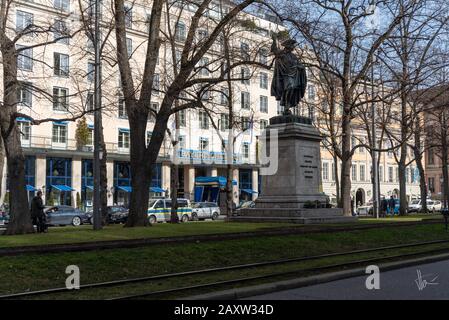 München, Deutschland. Februar 2020. München 6. Februar 2020 wird das Hotel Bayerischer Hof.Die Sicherheitsmaßnahmen rund um das Hotel "Bayerischer Hof" für die Sicherheitskonferenz ab Freitag erhöht. Barrikaden sind bereit, das Gebiet ab morgen zu schließen. Credit: Thomas Vonier/ZUMA Wire/Alamy Live News Stockfoto