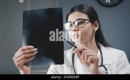 Ärztin beim Röntgen Stockfoto
