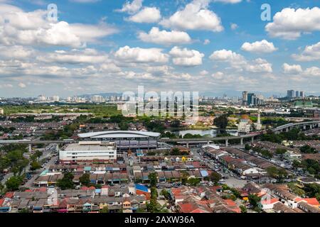 Vogelperspektive auf die Puchong Perdana Stadt in der Nähe von Kuala Lumpur mit der Masjid As-Salam Puchong Perdana Moschee im Hintergrund. Stockfoto