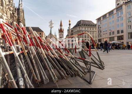 München, Deutschland. Februar 2020. München 6. Barrikaden am Marienplatz, die sich in der Nähe des Hotels Bayerischer Hof befinden.Die Sicherheitsmaßnahmen rund um das Hotel "Bayerischer Hof" werden für die Sicherheitskonferenz ab Freitag erhöht. Barrikaden sind bereit, das Gebiet ab morgen zu schließen. Credit: Thomas Vonier/ZUMA Wire/Alamy Live News Stockfoto