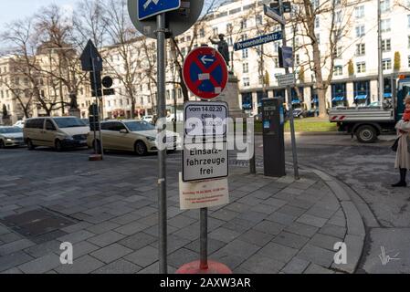 München, Deutschland. Februar 2020. München 6. Februar 2020 Ab Freitag 14.2.20 6:00 Uhr morgens dürfen keine Autos mehr in der Schutzzone um das Hotel geparkt werden.Die Sicherheitsmaßnahmen rund um das Hotel "Bayerischer Hof" werden für die Sicherheitskonferenz ab Freitag erhöht. Barrikaden sind bereit, das Gebiet ab morgen zu schließen. Credit: Thomas Vonier/ZUMA Wire/Alamy Live News Stockfoto