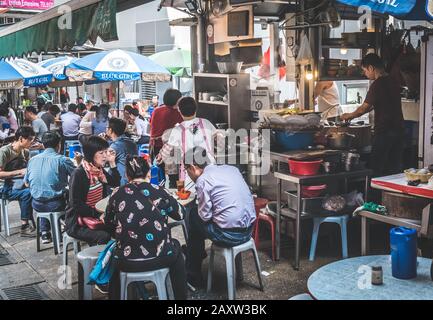 Hongkong - November 2019: Menschen, die in einem überfüllten Straßenrestaurant sitzen, essen Mittagessen in Soho, Hongkong Stockfoto