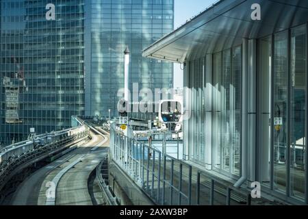 Japan, Tokio: Automatischer Fahrbahn-Transit-Service von Yurikamome in Richtung Odaiba Stockfoto