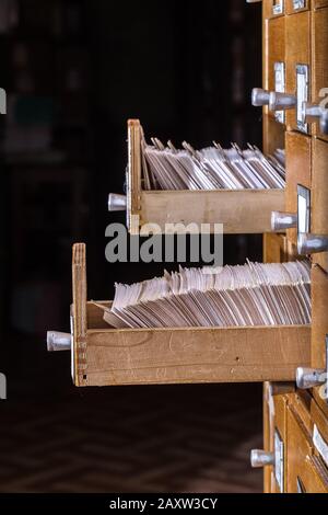 Alte Bibliothek oder Archivreferenzkatalog mit geöffnetem Kartenfach. Konzept des Datenbank- und Wissenskatalogs Stockfoto