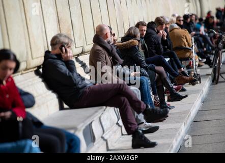 München, Deutschland. Februar 2020. Passanten genießen das schöne Wetter am Max-Joseph-Platz. Credit: Sven Hoppe / dpa / Alamy Live News Stockfoto