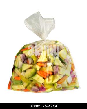 Frisch geschnittenes Gemüse in einer Tasche. Verschiedene geschnittene und gehackte frische Gemüse. Gemüseverpackungen. Stockfoto