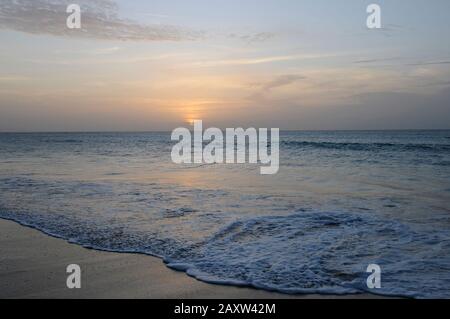 Sonnenuntergang am Strand des Hotel RIU Karamboa Praia da Chave Boa Vista Cabo Verde Stockfoto