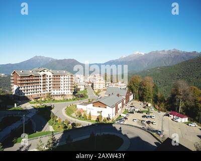 Sotschi, Russland - 13. Oktober 2019. Blick auf das Olympische Bergdorf in Krasnaja Polyana Stockfoto