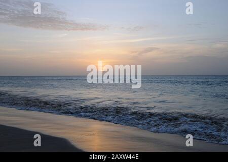 Sonnenuntergang am Strand des Hotel RIU Karamboa Praia da Chave Boa Vista Cabo Verde Stockfoto