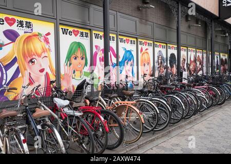 Japan, Tokio: Fahrradparkplätze und Porträts von Figuren aus Videospielen im Asakusa-Viertel Stockfoto