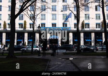 München, Deutschland. Februar 2020. Das Tagungshotel "Bayerischer Hof" ist vor Beginn der Münchner Sicherheitskonferenz zu sehen. Die 56. Münchner Sicherheitskonferenz findet vom 14. Bis 16. Februar 2020 in München statt. Credit: Sven Hoppe / dpa / Alamy Live News Stockfoto