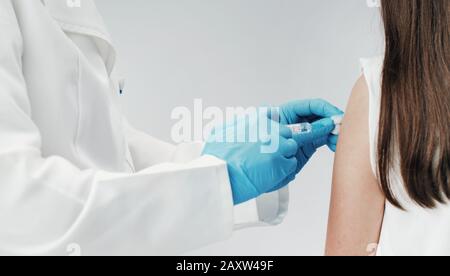 Doktor, der Nahaufnahme abgibt Stockfoto