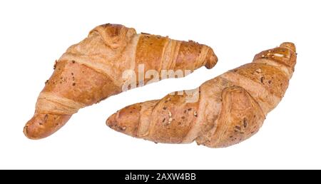 Zwei knusprig gebackene Buttercroissants isoliert auf weißem Hintergrund. Nahaufnahme von salzigen, halbmondförmigen Backwaren mit geriebenem Käse bestreut. Stockfoto