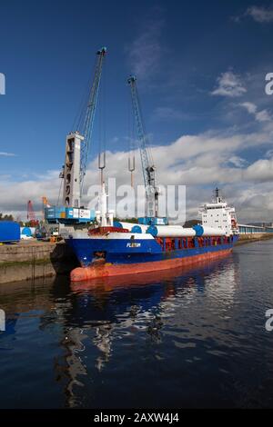 Die Wellen der Windkraftanlage werden per Schiff transportiert Stockfoto