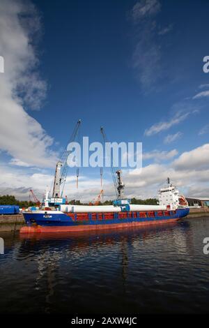 Die Wellen der Windkraftanlage werden per Schiff transportiert Stockfoto