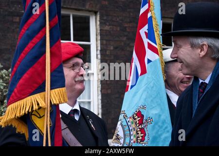 Mitglieder der Royal Military Police Association am Tower of London, um ihrer Verbindung mit dem Turm zu gedenken, der von ihrem ersten Provost Marschalls geschmiedet wurde Stockfoto