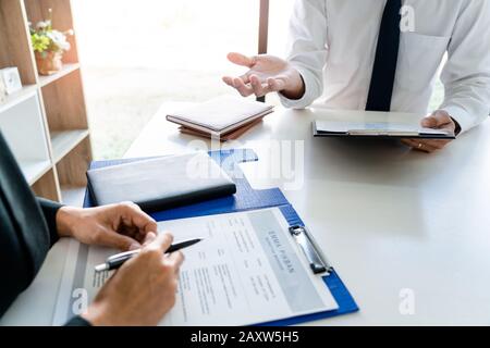 Bewerbungsgespräch, Arbeitgeber des Unternehmens oder Personalreferent rund um den Tisch während der Befragung des Personalbeschaffungsprozesses Stockfoto