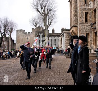Februar 2020 im Tower of London im Beisein des neuen weiblichen Provost Marschalls Pensionierte und reservistische königliche Militärpolizei paradiert. Stockfoto
