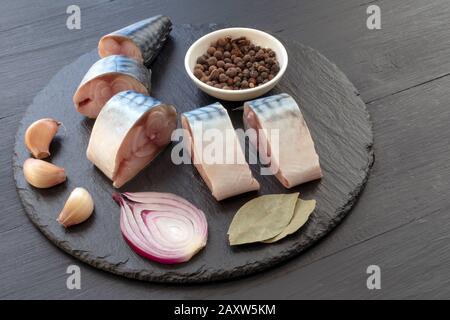 Makrele mit Paprika und Kräutern, auf dunklem Steingrund Stockfoto