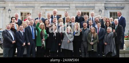 Die neuesten Mitglieder der Sinn Fein Parliamentary Party treffen sich zum ersten Mal im Leinster House in Dublin. Stockfoto