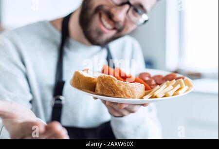 Platte von Sandwiches in den Händen eines attraktiven Mann Stockfoto