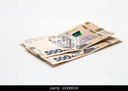 Zwei neue Banknoten in Stückelungen von 500 ukrainischen Hryvnien isoliert auf weißem Hintergrund mit Schatten. Europäischer Geldwechsel. Währung der Ukraine Stockfoto