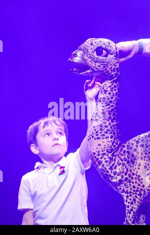 Southbank Center, London, 13. Februar 2020. Die Kinder interagieren mit zwei kleineren Dinosauriern. Örtliche Schüler der Stockwell Primary School treffen auf die Puppensaurier aus Erths Dinosaurier-Zoo, einem Teil des "Imagine Children's Festival" des South Bank Centers. Das Festival läuft bis Sonntag, 23. Februar und ist in seiner 19. Ausgabe in diesem Jahr. Kredit: Imageplotter/Alamy Live News Stockfoto