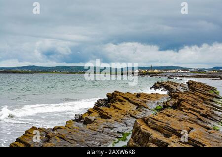 Kalksteinufer im Irelan County Clare. Reisen Sie am sonnigen Tag in die Landschaft. Stockfoto