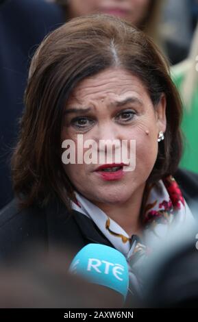 Sinn Fein Leader, Mary Lou McDonald spricht mit den Medien, da die neuesten Mitglieder der Sinn Fein Parliamentary Party zum ersten Mal im Leinster House in Dublin zusammenkommen. Stockfoto