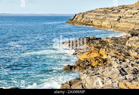 Kalksteinufer im Irelan County Clare. Reisen Sie am sonnigen Tag in die Landschaft. Stockfoto