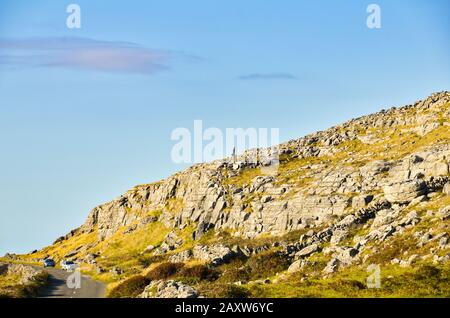 Kalksteinufer im Irelan County Clare. Reisen Sie am sonnigen Tag in die Landschaft. Stockfoto