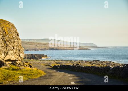 Kalksteinufer im Irelan County Clare. Reisen Sie am sonnigen Tag in die Landschaft. Stockfoto