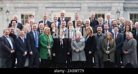 Die neuesten Mitglieder der Sinn Fein Parliamentary Party treffen sich zum ersten Mal im Leinster House in Dublin. Stockfoto