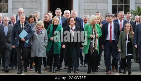 Die neuesten Mitglieder der Sinn Fein Parliamentary Party treffen sich zum ersten Mal im Leinster House in Dublin. Stockfoto