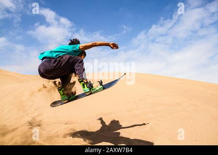 Sandboarding in Cerro Dragon, in der Atacama-Wüste. Iquique, Tarapaca Region, Chile. Stockfoto