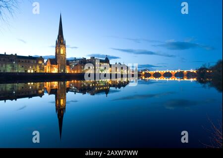 Eine Abendszene von Perth und dem Fluss Tay, Schottland. Stockfoto