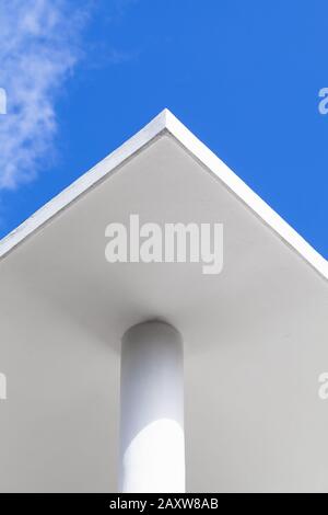 Abstrakter minimaler Architekturhintergrund mit weißen Betondetails unter blauem Himmel Stockfoto