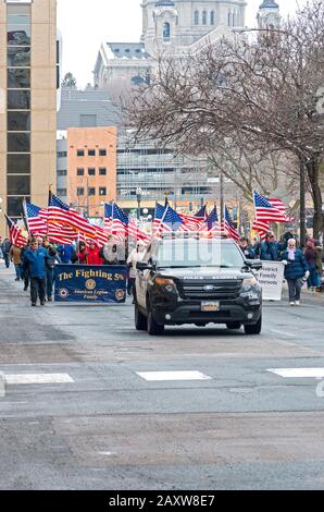 St. Paul, MN/USA - 25. Januar 2020: Lokaler Zweig der American Legion-Märsche beim jährlichen Winterkarneval von Saint paul. Stockfoto