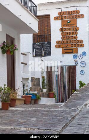 Schilder im Marmeladengeschäft in Pampaneira, Andalucia, Spanien im Februar Stockfoto