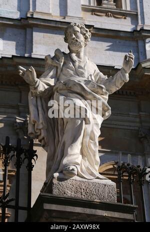 Krakauer. Krakow. Polen. Grodzka Straße. Figur des Apostel Jakobus vor der Kirche der Heiligen Peter und Paul. Stockfoto